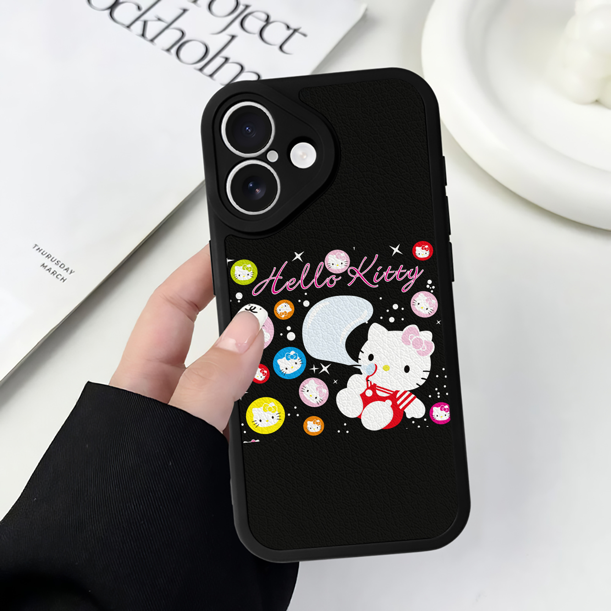 （画像用） Hello Kitty ハローキティ 【iPhone 16シリーズ対応】シリコンスマホケース（レザー調） 材質：シリコン